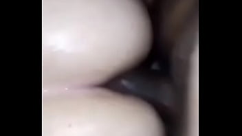 Ela grita "tá me arrombando com o punho e o pau amor " e goza forte