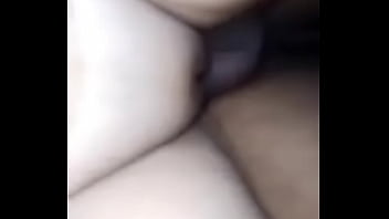 Ela grita "tá me arrombando com o punho e o pau amor " e goza forte