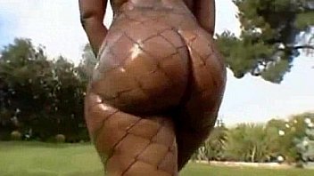 Bbw shakes her butt cheeks