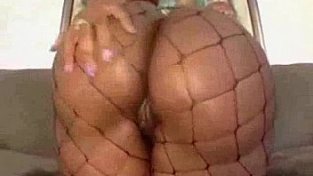 Bbw shakes her butt cheeks