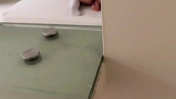 Latina amateur golosa llega caliente de la escuela y monta su juguete favorito mientras el pervertido de su padrastro la observa