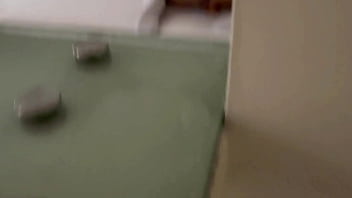 Latina amateur golosa llega caliente de la escuela y monta su juguete favorito mientras el pervertido de su padrastro la observa