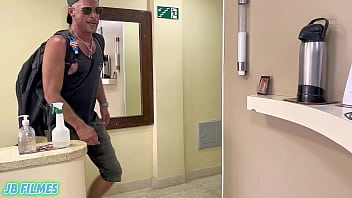 Camareira deu o cú para o hospede gringo