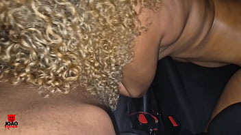 Novinha gozou no pau e levou gozada na xota