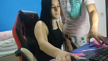 Esposa gostosa recebe o vizinho técnico de pc e paga com cu pix