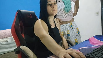 Esposa gostosa recebe o vizinho técnico de pc e paga com cu pix