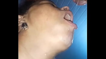 Vagabunda deixou a porra do macho cai em mim