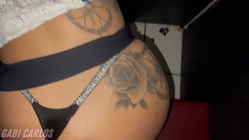 Fui usada no gloryhole por um pau gostoso enquanto meu marido delirava de tesão batendo uma bem gostoso