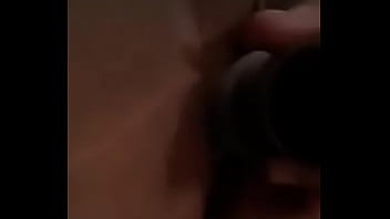 Enfiando o consolo na bucetinha