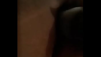 Enfiando o consolo na bucetinha