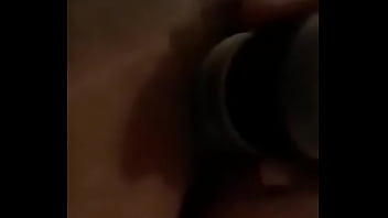 Enfiando o consolo na bucetinha