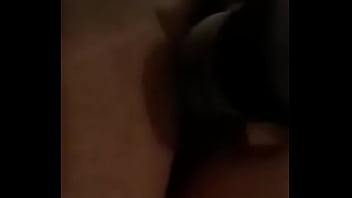 Enfiando o consolo na bucetinha