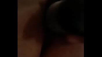 Enfiando o consolo na bucetinha