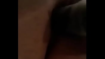 Enfiando o consolo na bucetinha