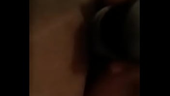 Enfiando o consolo na bucetinha