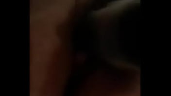 Enfiando o consolo na bucetinha