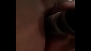 Enfiando o consolo na bucetinha Enfiando o consolo na bucetinha