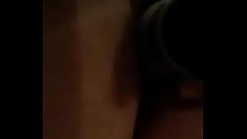 Enfiando o consolo na bucetinha