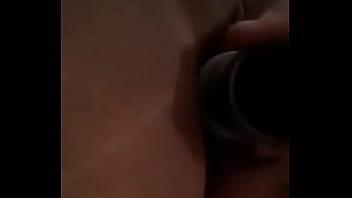 Enfiando o consolo na bucetinha