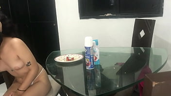 Su culo chorrea sin parar hasta conseguir el éxtasis