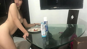 Su culo chorrea sin parar hasta conseguir el éxtasis