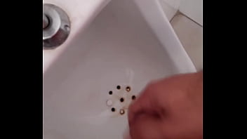 Punheta No Banheiro thumbnail