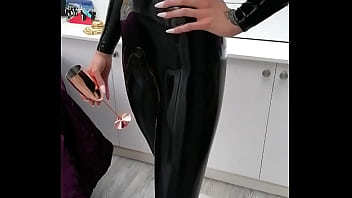Happy friday latex un vidéo dans cette tenue ça sera plutôt cool quand