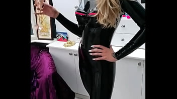 Happy friday latex un vidéo dans cette tenue ça sera plutôt cool quand