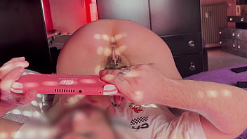 Troppo impegnato a giocare ci pensa lara fica pelosa cavalcata creampie