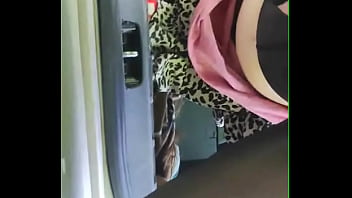 Angelina69s force son cocu a la regardé se faire bien prendre par des inconnus en voiture