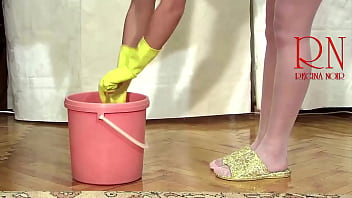 Maid regina noir cleans the apartment 279 07 2