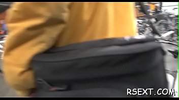 Hot chick's bald cunt banged