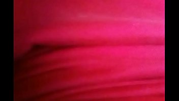 Joven dotado sacando leche de su pollón en cuarentena