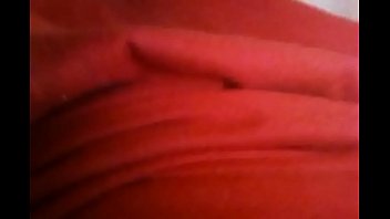 Joven dotado sacando leche de su pollón en cuarentena