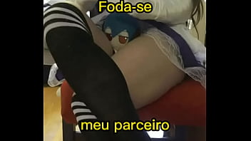 Garota gostosa das coxas grandes arregaça boneca de touhou com as coxas