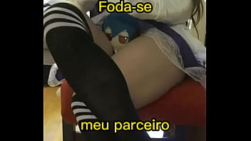 Garota gostosa das coxas grandes arregaça boneca de touhou com as coxas