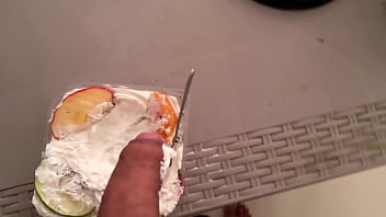 Hermanstra le gusta el pene lleno de pastel