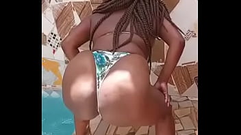 Cachorra morena de salvador rebolando bem gostoso