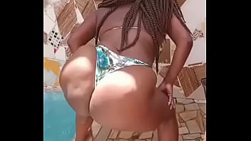 Cachorra morena de salvador rebolando bem gostoso