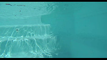 Petite vidéo un vieux vicieux vient me mater la chatte et le trou du cul