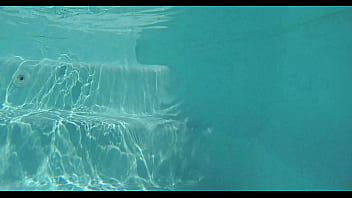 Petite vidéo un vieux vicieux vient me mater la chatte et le trou du cul