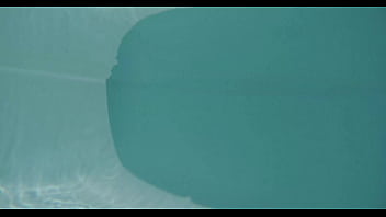 Petite vidéo un vieux vicieux vient me mater la chatte et le trou du cul