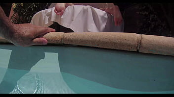 Petite vidéo un vieux vicieux vient me mater la chatte et le trou du cul