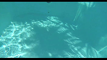 Petite vidéo un vieux vicieux vient me mater la chatte et le trou du cul