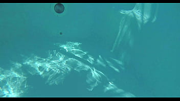 Petite vidéo un vieux vicieux vient me mater la chatte et le trou du cul