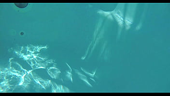 Petite vidéo un vieux vicieux vient me mater la chatte et le trou du cul