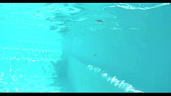 Petite vidéo un vieux vicieux vient me mater la chatte et le trou du cul