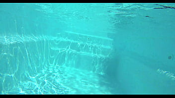 Petite vidéo un vieux vicieux vient me mater la chatte et le trou du cul