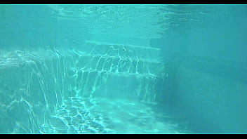 Petite vidéo un vieux vicieux vient me mater la chatte et le trou du cul