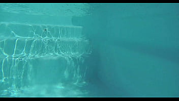 Petite vidéo un vieux vicieux vient me mater la chatte et le trou du cul